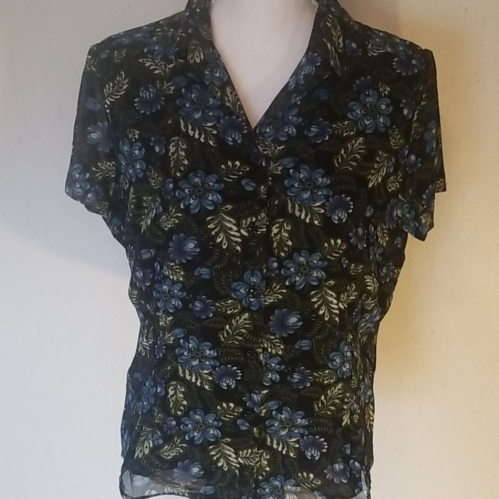 H15 - Sag Harbor floral button-up top